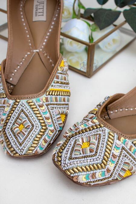 Buy_Jutti Express_Green Embroidered Qurbat Juttis _Online_at_Aza_Fashions